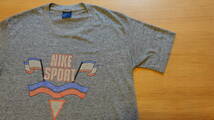 ②80s USA製グレー系 ビンテージ 80年代 紺タグ　アメリカ製 ナイキNIKE SPORT プリントロゴ 半袖 Tシャツ _画像2