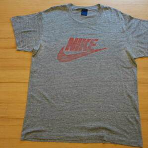 ③80s USA製グレー系 ビンテージ 80年代 紺タグ アメリカ製 ナイキNIKE 赤 プリントロゴ 半袖 Tシャツ の画像1