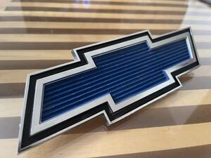 1973-1976 Chevrolet Bowtie Emblem 672810 シボレーピックアップ　エンブレム　CHEVROLET TRUCK SILVERADO GRILLE SILVERADO PICKUP 