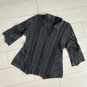 美品 PLEATS PLEASE ISSEY MIYAKE プリーツプリーズ 5分袖 プリーツ スキッパー プルオーバー シャツ 3 総柄 PP43-JK662イッセイミヤケ 