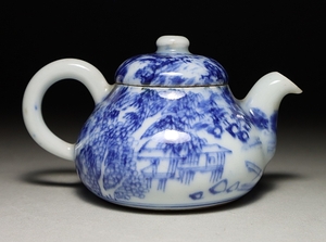 [ capital . sound ] era old Kyoyaki . mountain preeminence . work blue and white ceramics landscape writing small teapot Zaimei rare . tea utensils 