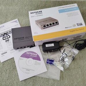 NETGEAR アンマネージプラス GS105 スイッチングハブ 5ポート ギガビット 金属筐体 壁掛け対応 静音ファンレス VLAN QoS