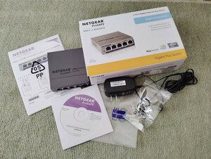 NETGEAR アンマネージプラス GS105 スイッチングハブ 5ポート ギガビット 金属筐体 壁掛け対応 静音ファンレス VLAN QoS