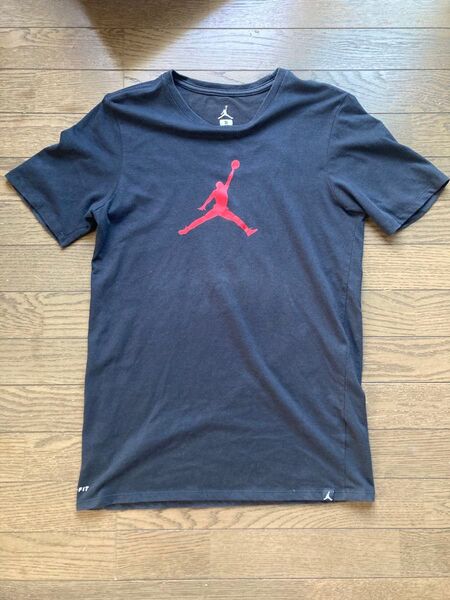 【美品】NIKE AIR JORDAN ジャンプマン ビッグロゴデザイン Tシャツ カットソーブラック サイズS