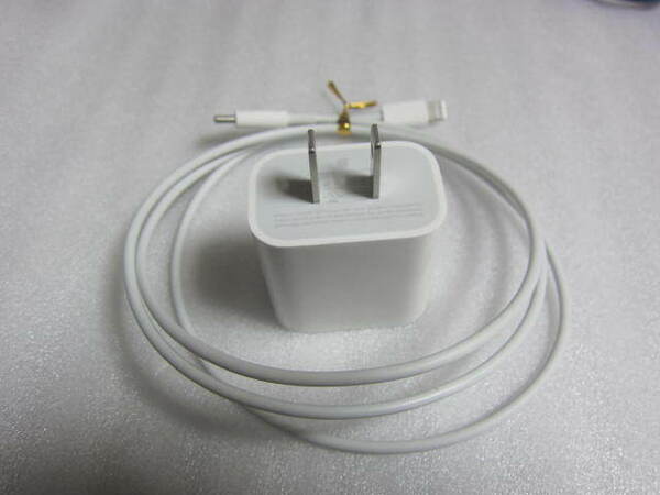 Apple 18W ACアダプタ(A1720) とApple USB-C - Lightningケーブル（1 m)