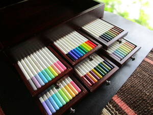 木製ケースの色鉛筆セット！IROJITEN！トンボ鉛筆！会社の記念品！木箱はアクセサリーケースでも使えそうです。