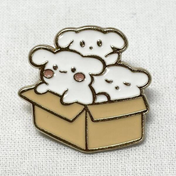 【ピンバッジ】子犬 3匹 ダンボール 癒し かわいい ぎゅうぎゅう