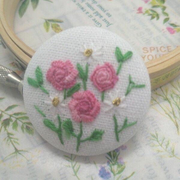 【ハンドメイド】 くるみボタン 刺繍 ブローチ バラとマーガレット