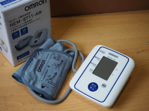 【質Banana】OMRON/オムロン HEM-8711-AW 上腕式血圧計 家庭用 ヘルスケア 血圧測定 動作品♪