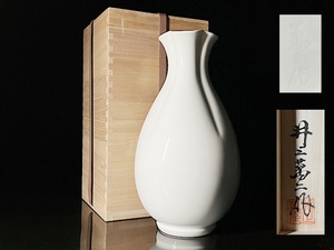 [.] human national treasure Inoue . two work white porcelain 100 .. vase also box .