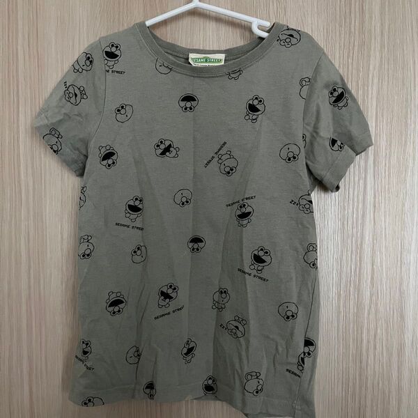 セサミストリート Tシャツ 130㎝ カーキ色