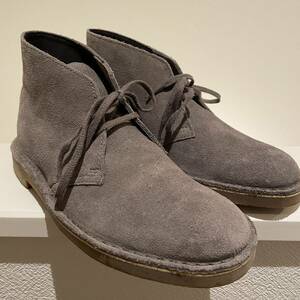 送料無料！【新品未使用デッドストック♪】定価27800円 Clarks 訳あり！ クラークス 天然本革 デザートブーツ スエード グレー サイズ7M