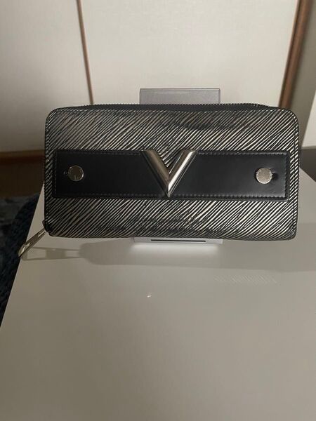 長財布ルイヴィトン 多少の使用感ありますが、まだまだ使用出来ます。カッコイイデザインです!チャックも開閉スムーズです