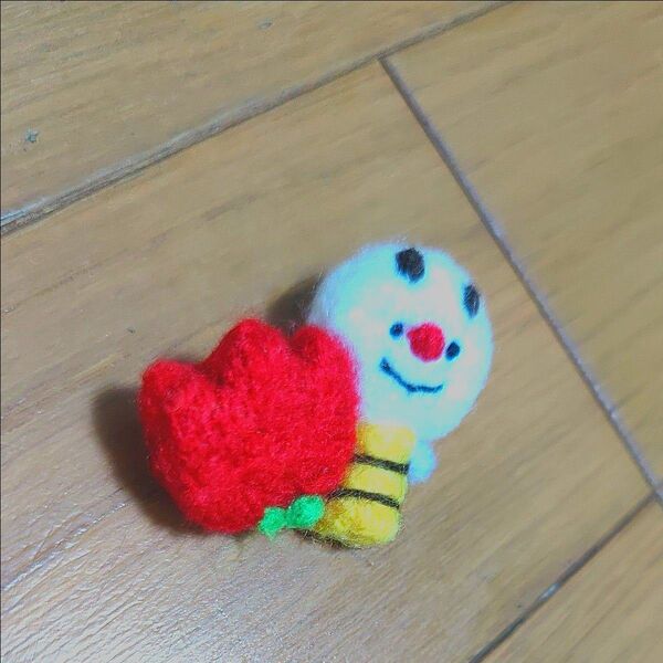 ハンドメイド 羊毛フェルト ブローチ チューリップとミツバチ