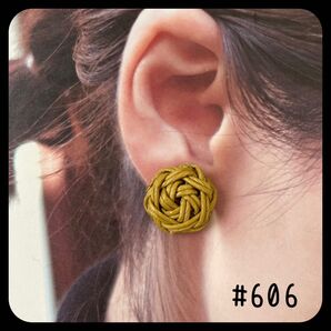 #606 ハンドメイド 編み込み ボタン サージカルステンレスピアス マスタード ノンホールピアス イヤリング 秋