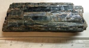 外国産鉱物　超弩級　4色の帯結晶　珍しい産地の大型標本！　カイヤナイト　藍晶石　とある大学所蔵品　ケニヤ 
