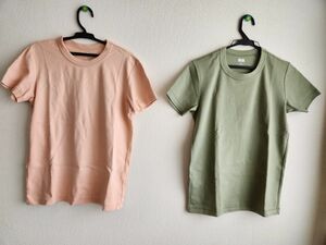 早い者勝ち！ユニクロUのクルーネックのTシャツ二枚セット今年の新色のグリーン新品と昨年の一番人気のサーモンピンク目立つ傷や汚れ無し