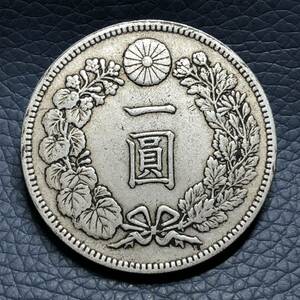 日本古銭 新1円銀貨　明治37年　貨幣 竜 菊紋 貿易銀　一円銀貨 大型銀貨