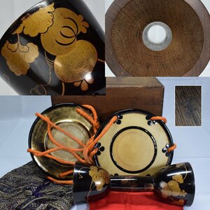 маленький тамбурин без тарелочек лакировка уровень рубанок глаз гравюра ( Zaimei ) кожа ( кожа ) маленький тамбурин без тарелочек коробка времена традиционные японские музыкальные инструменты . приятный бог приятный талант приятный 