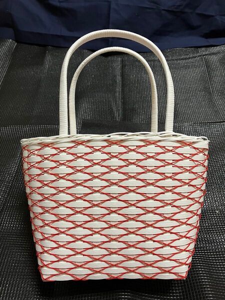 クラフトバンド製の掛け編みバッグ・白×赤
