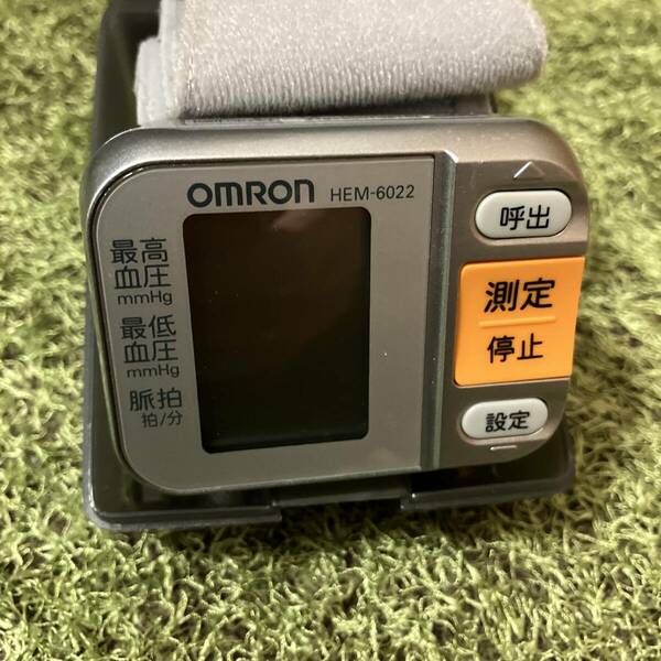 中古 オムロン 手首式血圧計 HEM-6022