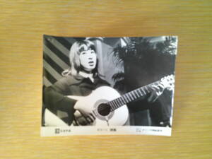 新宿の女◆１９７０年劇場公開時のスチール写真◆ギターを手に歌う藤圭子◆日活◆宇多田ヒカル