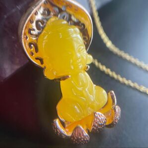 天然ロシア産アンバー琥珀.油蜜蝋.精工立体雕刻赤ちゃん仏 御守りネックレス
