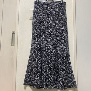 新品 GU 小花柄マーメイドスカート 黒