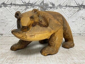 ★a-63　木彫り 熊 くま クマ 彫刻 魚 鮭 置き物 置物 飾り物 飾物 人形 オブジェ 民芸品 工芸品