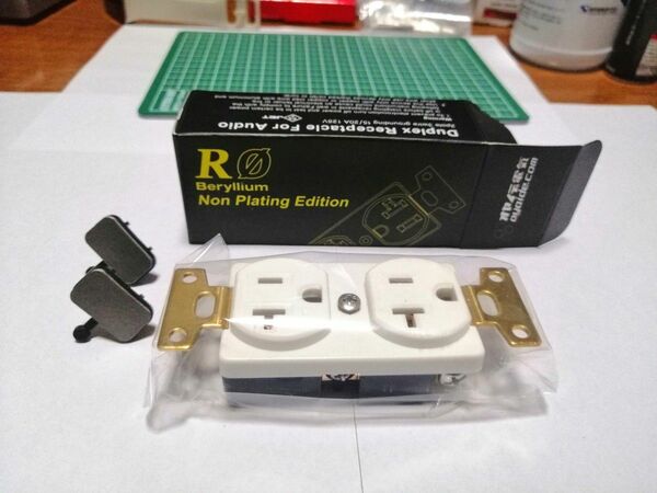 新品未使用 oyaide R0 高音質コンセント オヤイデ