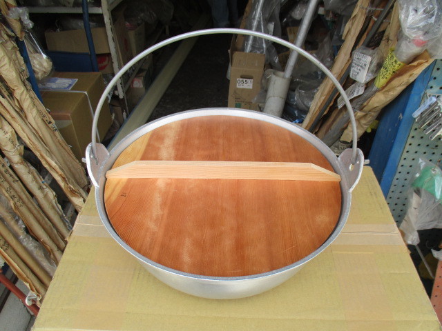 昔懐かしい、ニュウム鋳物の段付き鍋39cm 木の蓋つき