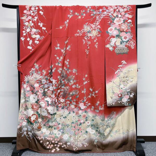 様々な花が刺繍された振袖　着物　晴れ着　成人式