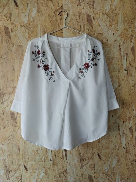 アルシーヴ花柄刺繍七分袖シャツ　ホワイトМ ブラウス