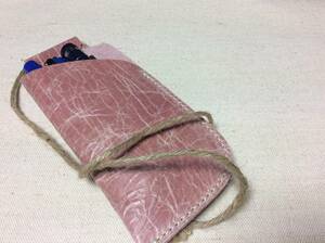 【ハンドメイド】牛革絞り加工素材を使用ペンホルダー スマホホルダー 桜ピンク
