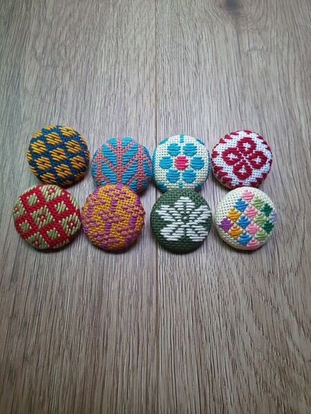ハンドメイド こぎん刺しクルミボタン②