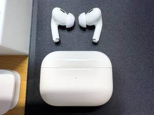 Apple AirPods Pro (第 2 世代) MagSafe 充電ケース (Lightning) A2698 イヤピース未使用 10時間使用