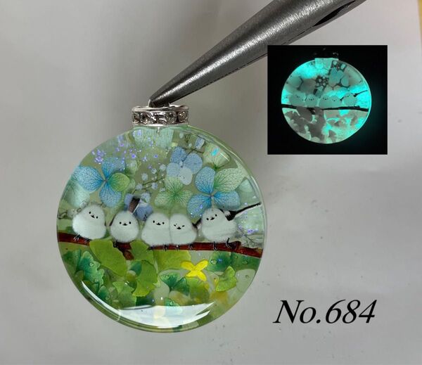 展示用/レジン/神秘の森のシマエナガ 蓄光 オルゴナイトネックレス
