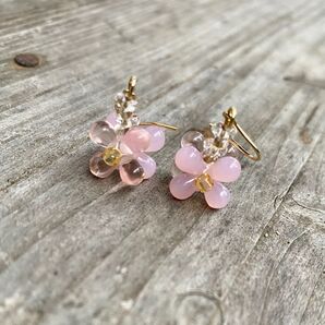 チェコドロップ花ゆれるピアスorイヤリング(ピンク)