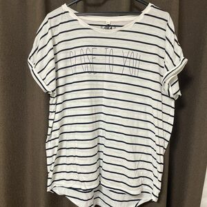 横シマシマのロゴ入りTシャツ