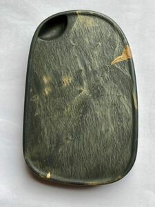 歙州硯　金星　金暈　銀暈　水波など特徴的な石紋がみられる。手のひらサイズ。