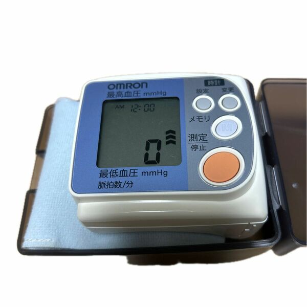 オムロン 手首式デジタル自動血圧計 OMRON HEM-642