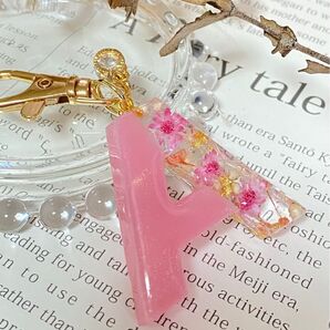 ドライフラワーのイニシャルキーホルダー 他イニシャルもオーダー受付中