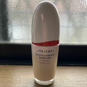 週末値下げ！早い者勝ち！残多！大人気　資生堂 SHISEIDO エッセンス スキングロウ ファンデーション220人気色