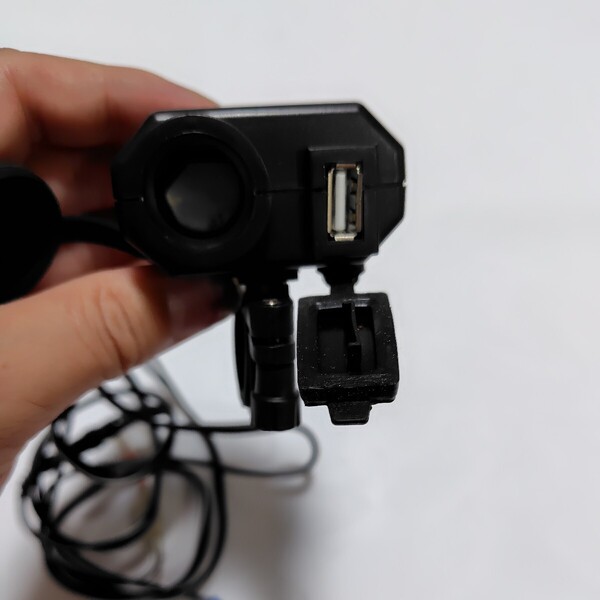 17. シガーソケット USB バイク用 USB充電器 MC