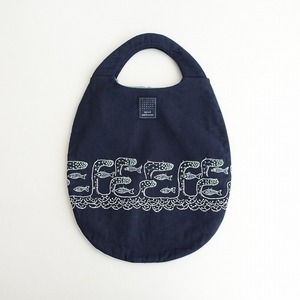 ミナペルホネン mina perhonen *voyage egg bag エッグバッグ*紺ネイビー手さげかばん鞄魚さかな刺繍(ba85-2404-150)【10F42】