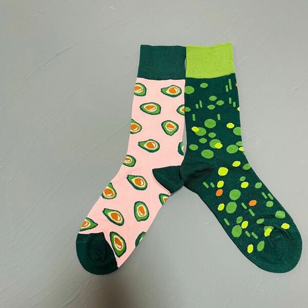 靴下　アボカド非対称ソックス　プレゼントやお揃いでも！ツートン　グリーン　アシンメトリー　 socks 大人可愛い