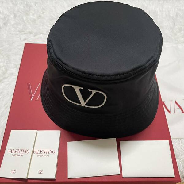 【新品】ヴァレンティノ・ガラヴァーニ Vロゴ バケットハット 58 ブラック 帽子