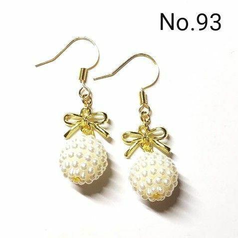 No.93 つぶつぶビーズピアス　イヤリング　樹脂ピアス　リボンチャーム　ハンドメイド　アクセサリー