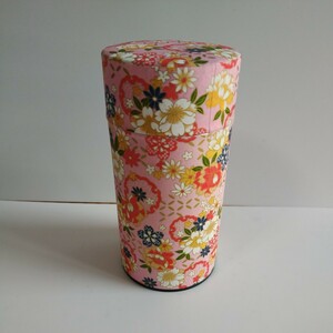 アカオアルミ 和紙張茶筒 300g 日本製 茶筒 お茶の季節にピンク柄のお茶缶です。サイズ…直径8.5cm 高さ16.5cm