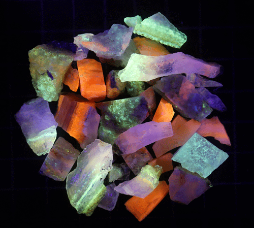 鉱物標本、蛋白石、蛍光オパール北海道産　SS　21グラム（E6)
